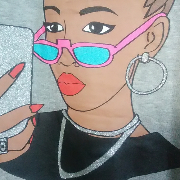 Fancy T-shirt w free necklace - Picture 3 of 6